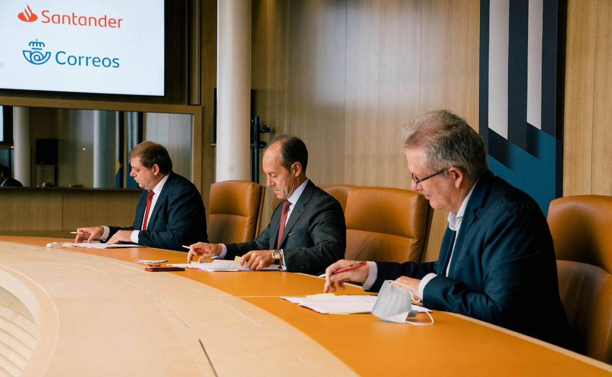 Los responsables de Correos y Banco Santander, en la firma del acuerdo. 