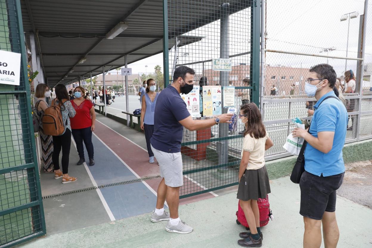 Toma de temperatura a una alumna. 