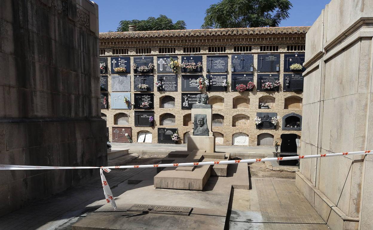 Tumba de Mariano Benlliure en el cementerio del Cabanyal.