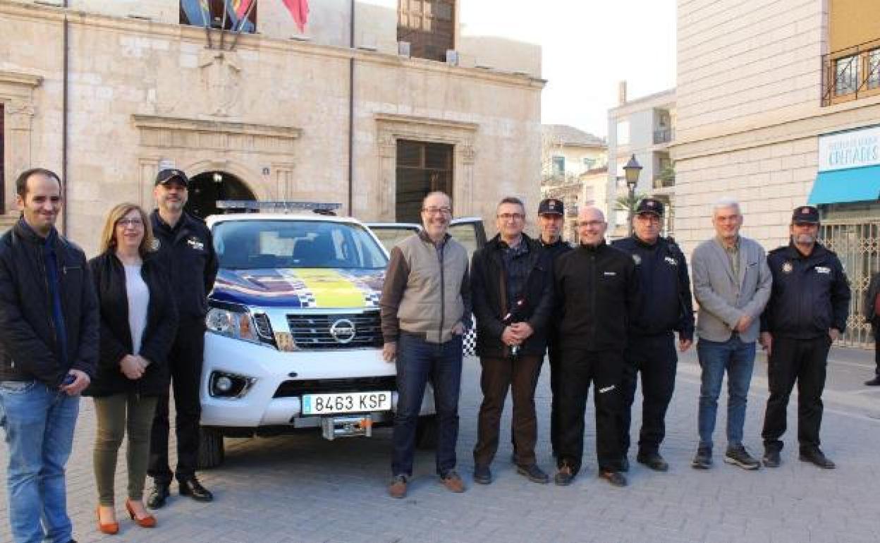 Agentes de la policía de Alzira junto miembros del equipo de gobierno. 