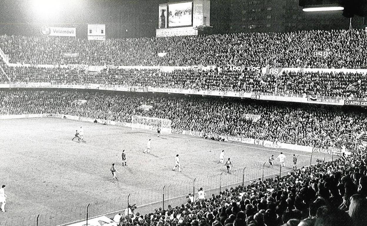 Mala visibilidad. Los espectadores tuvieron que conformarse pero las vallas impedían una mejor visión del campo. 