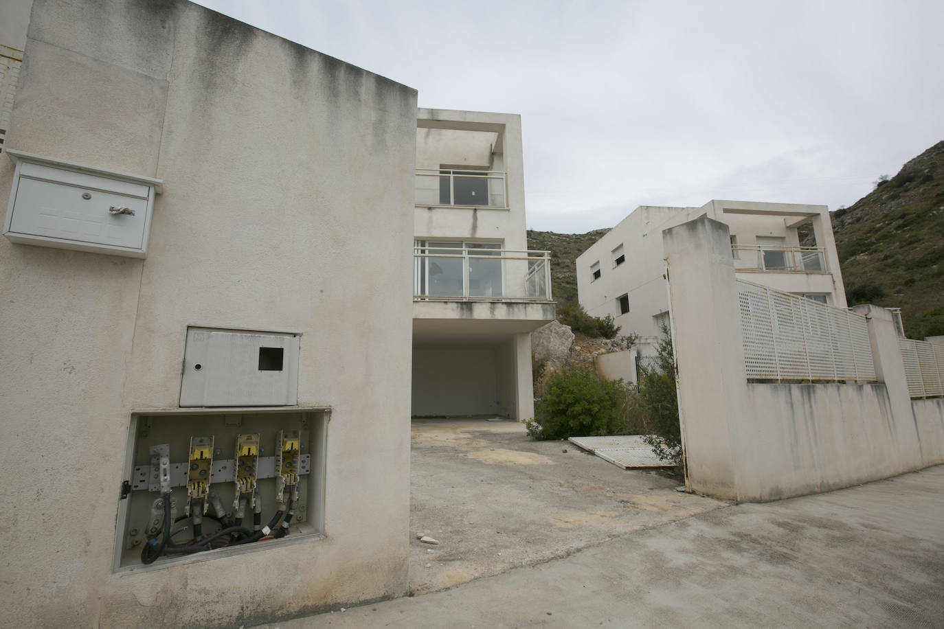 Los inquilinos ilegales campan a sus anchas y desafían a los vecinos en Calicanto | Los residentes creen que hasta una decena de inmuebles están ocupados y se confiesan «atemorizados» por hogueras y robos