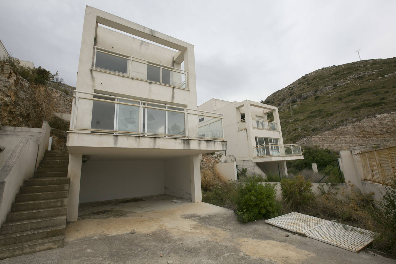 Los inquilinos ilegales campan a sus anchas y desafían a los vecinos en Calicanto | Los residentes creen que hasta una decena de inmuebles están ocupados y se confiesan «atemorizados» por hogueras y robos