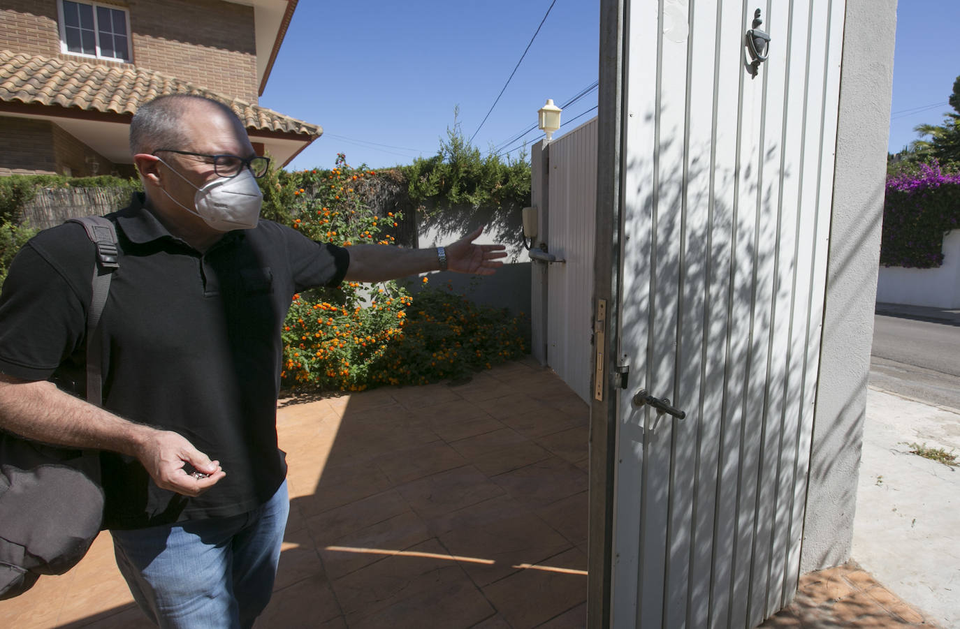 Los inquilinos ilegales campan a sus anchas y desafían a los vecinos en Calicanto | Los residentes creen que hasta una decena de inmuebles están ocupados y se confiesan «atemorizados» por hogueras y robos