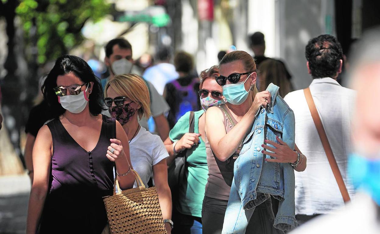 Varias personas provistas de mascarillas, ayer, en la ciudad de Valencia.