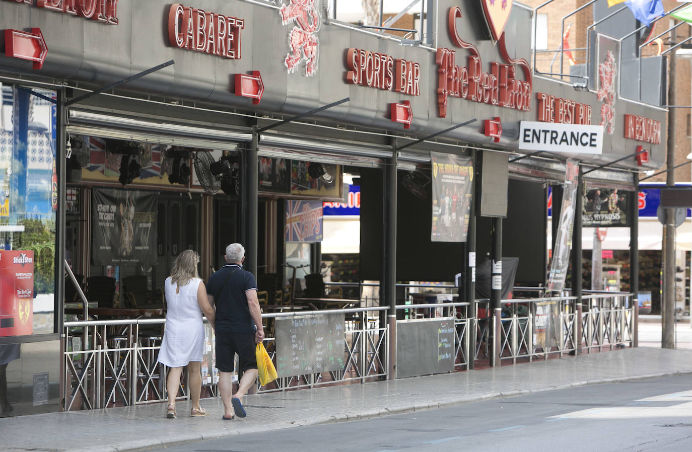 «Uno gana más dinero cerrado que abierto». La joya de la Costa Blanca languidece con traspasos de locales en primera línea y calles vacías