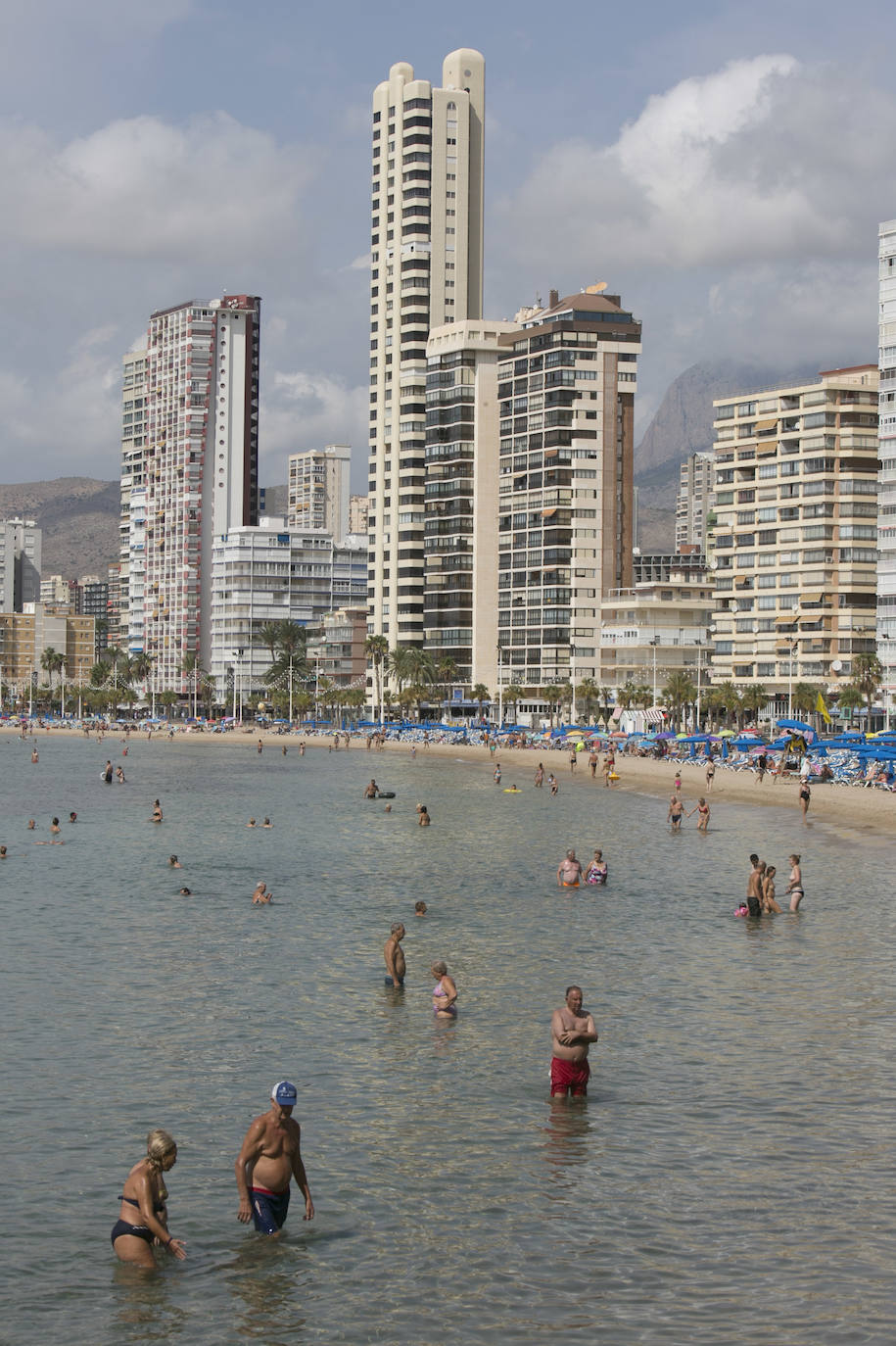 «Uno gana más dinero cerrado que abierto». La joya de la Costa Blanca languidece con traspasos de locales en primera línea y calles vacías