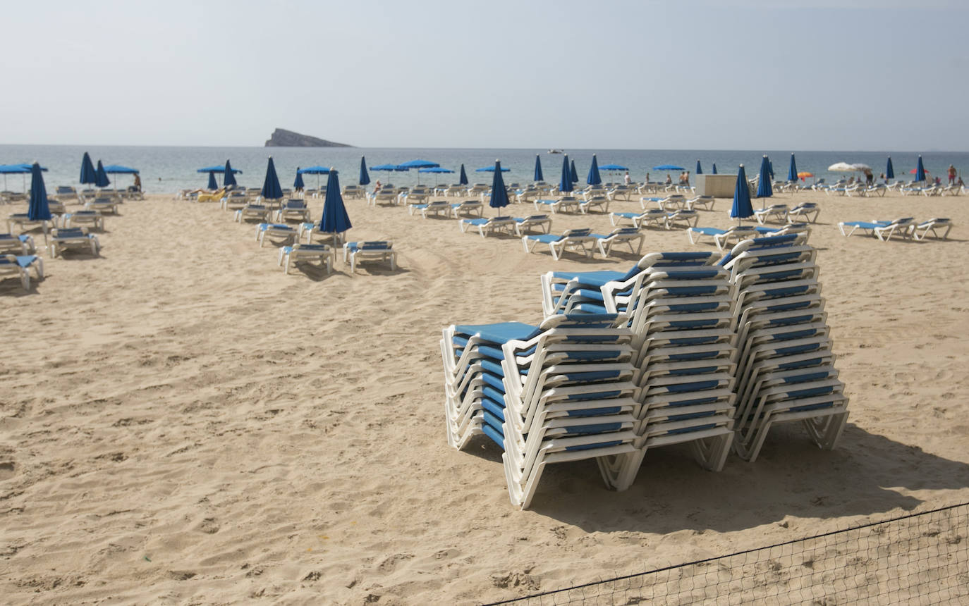 «Uno gana más dinero cerrado que abierto». La joya de la Costa Blanca languidece con traspasos de locales en primera línea y calles vacías