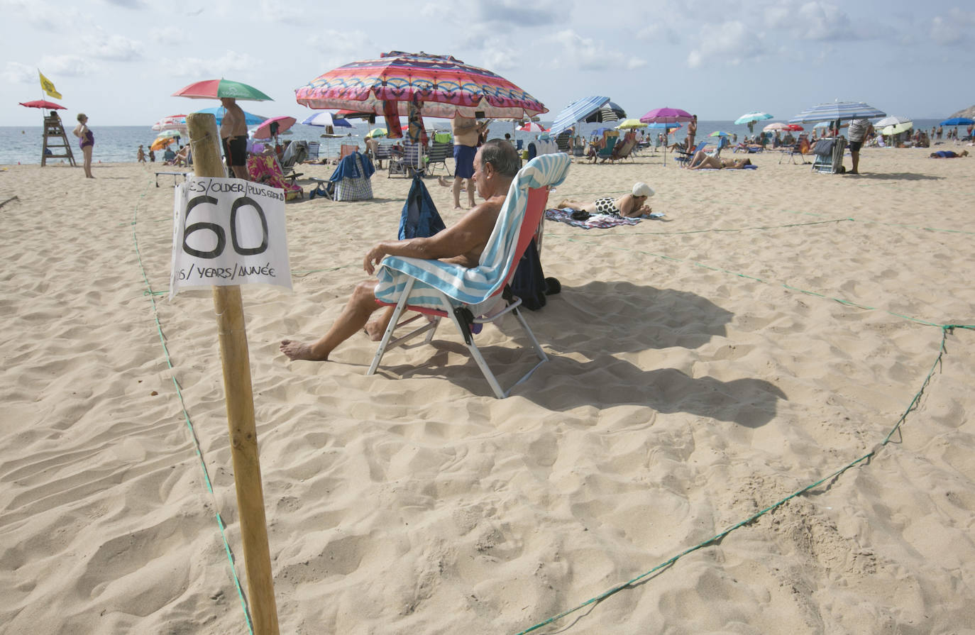 «Uno gana más dinero cerrado que abierto». La joya de la Costa Blanca languidece con traspasos de locales en primera línea y calles vacías