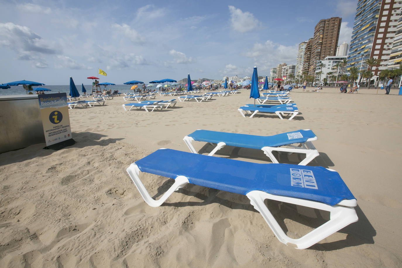 «Uno gana más dinero cerrado que abierto». La joya de la Costa Blanca languidece con traspasos de locales en primera línea y calles vacías