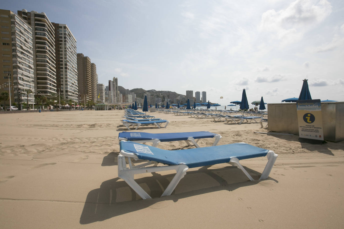 «Uno gana más dinero cerrado que abierto». La joya de la Costa Blanca languidece con traspasos de locales en primera línea y calles vacías