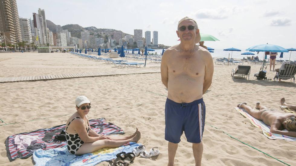 José y Antonia. Turistas de Galicia. «Esto es una pena», reconoce el matrimonio de La Coruña en la zona acotada a mayores de 60 años de la playa de Levante.