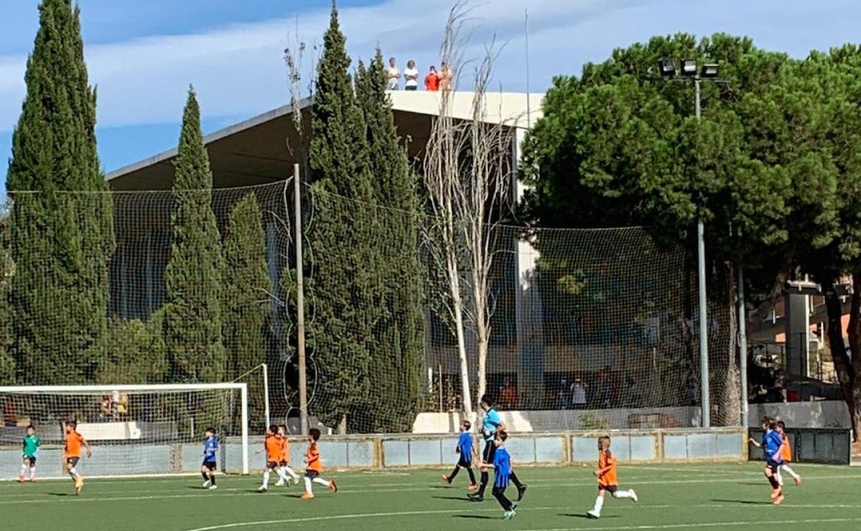 En la parte superior de la imagen, los familiares de los niños