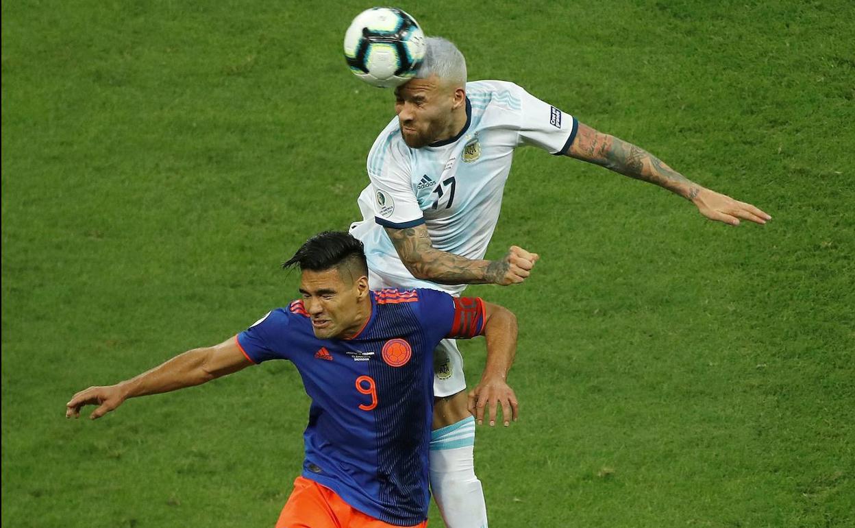 Imagen de archivo de Nicolás Otamendi (d) durante un partido de Argentina contra Colombia.