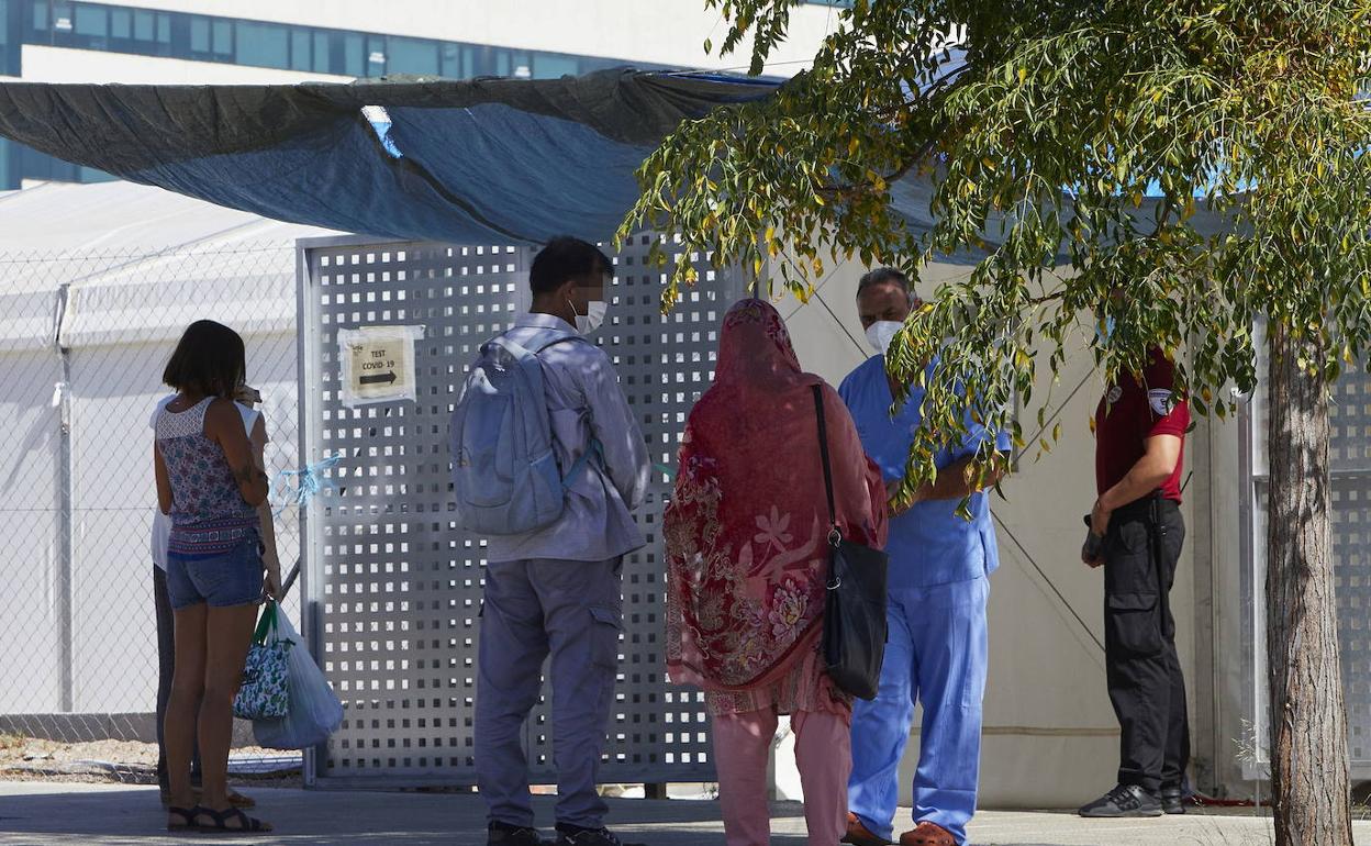 Un sanitario atiende a dos pacientes en un hospital valenciano