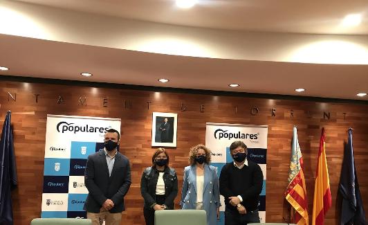 La presidenta del PPCV, Isabel Bonig, con la portavoz local, Amparo Folgado, y Vicente Mompó y Luis Santamaría. 