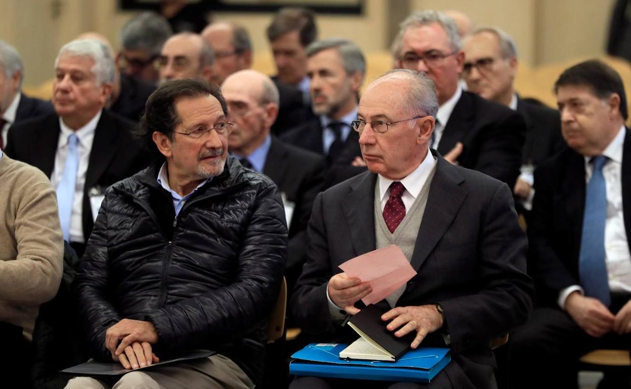 Fotografía de archivo del expresidente de Bankia Rodrigo Rato (d) junto al exconsejero de Caja Madrid José Antonio Moral Santín (i), durante la primera sesión del juicio.