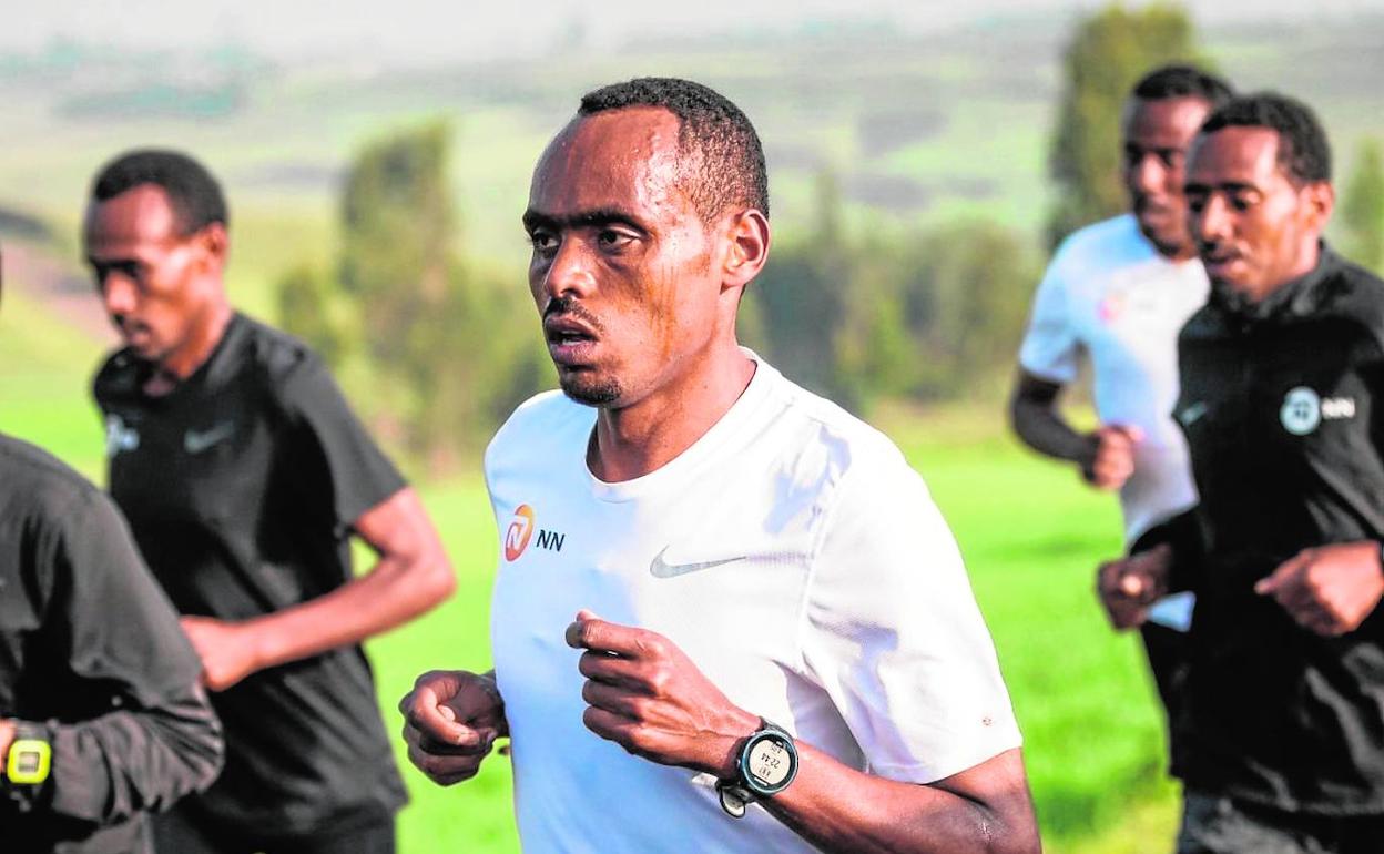 Birhanu Legese, con su grupo de entrenamiento. 