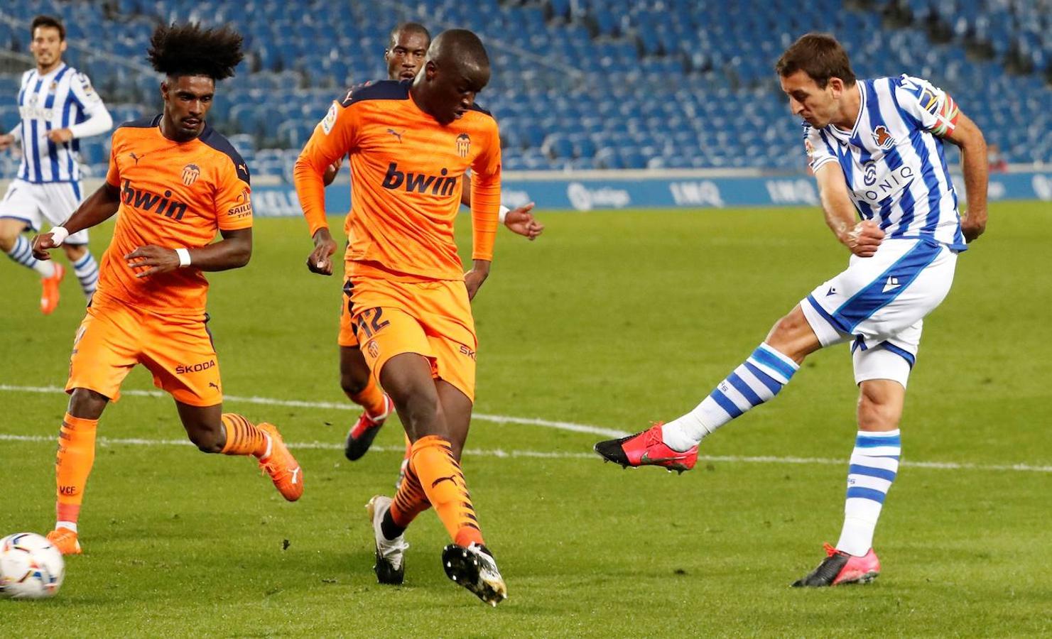 Las mejores imágenes del partido entre la Real Sociedad y el Valencia CF en el Reale Arena