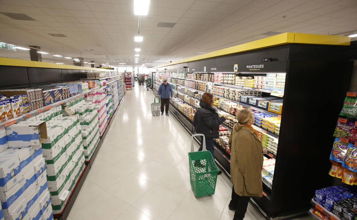 Interior de un supermercado. 