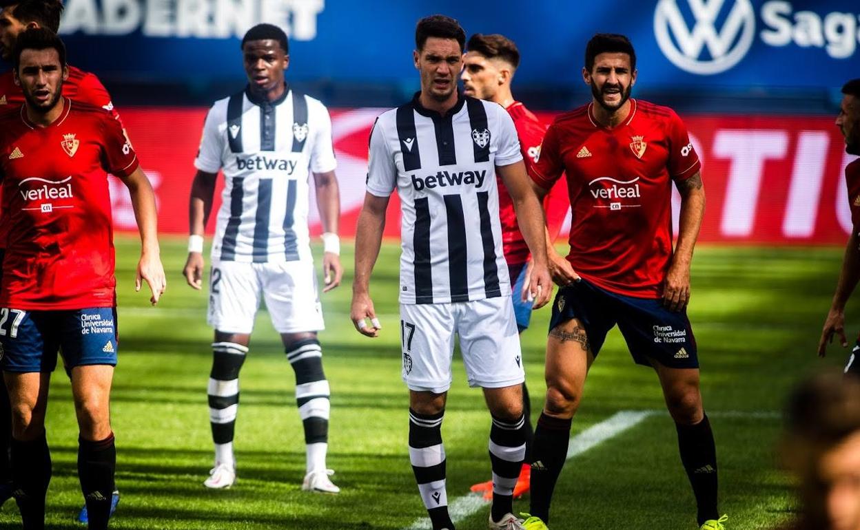 Vukcevic y Malsa, durante el partido contra Osasuna.