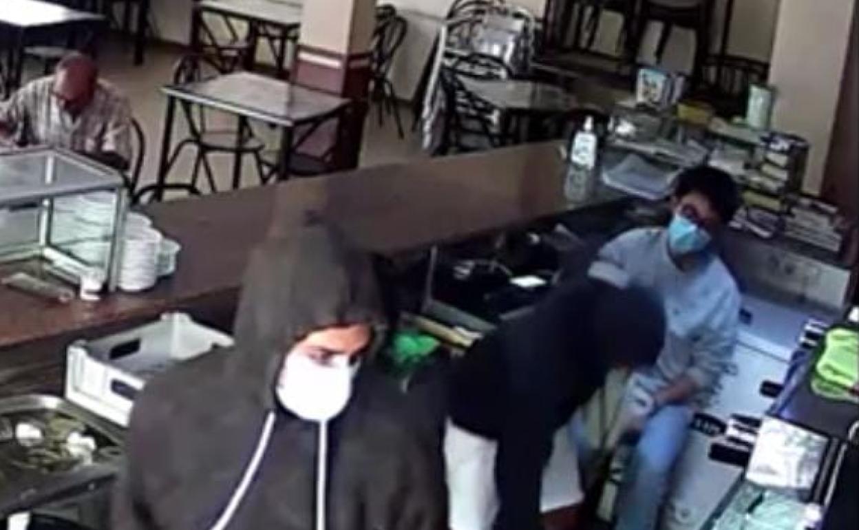 Los dos ladrones en una imagen captada por una cámara de seguridad. 