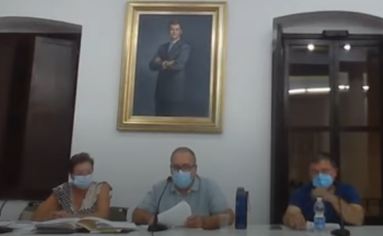 Domingo García, alcalde de Villalonga, durante el pleno del pasado lunes. 