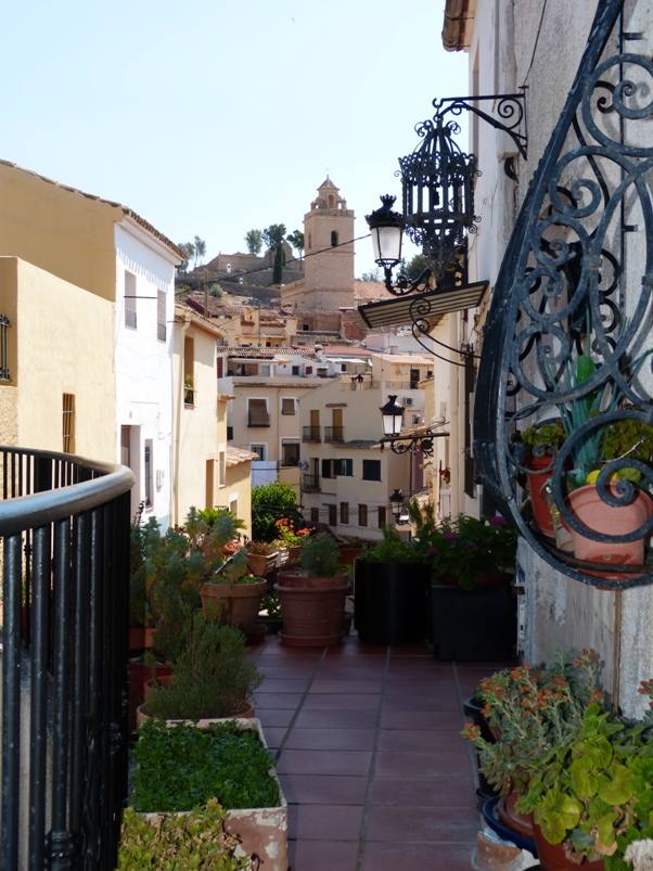 Pasear por las calles de Polop de la Marina es un placer. Y es que, todas las calles del casco histórico cuentan con un encanto especial. 