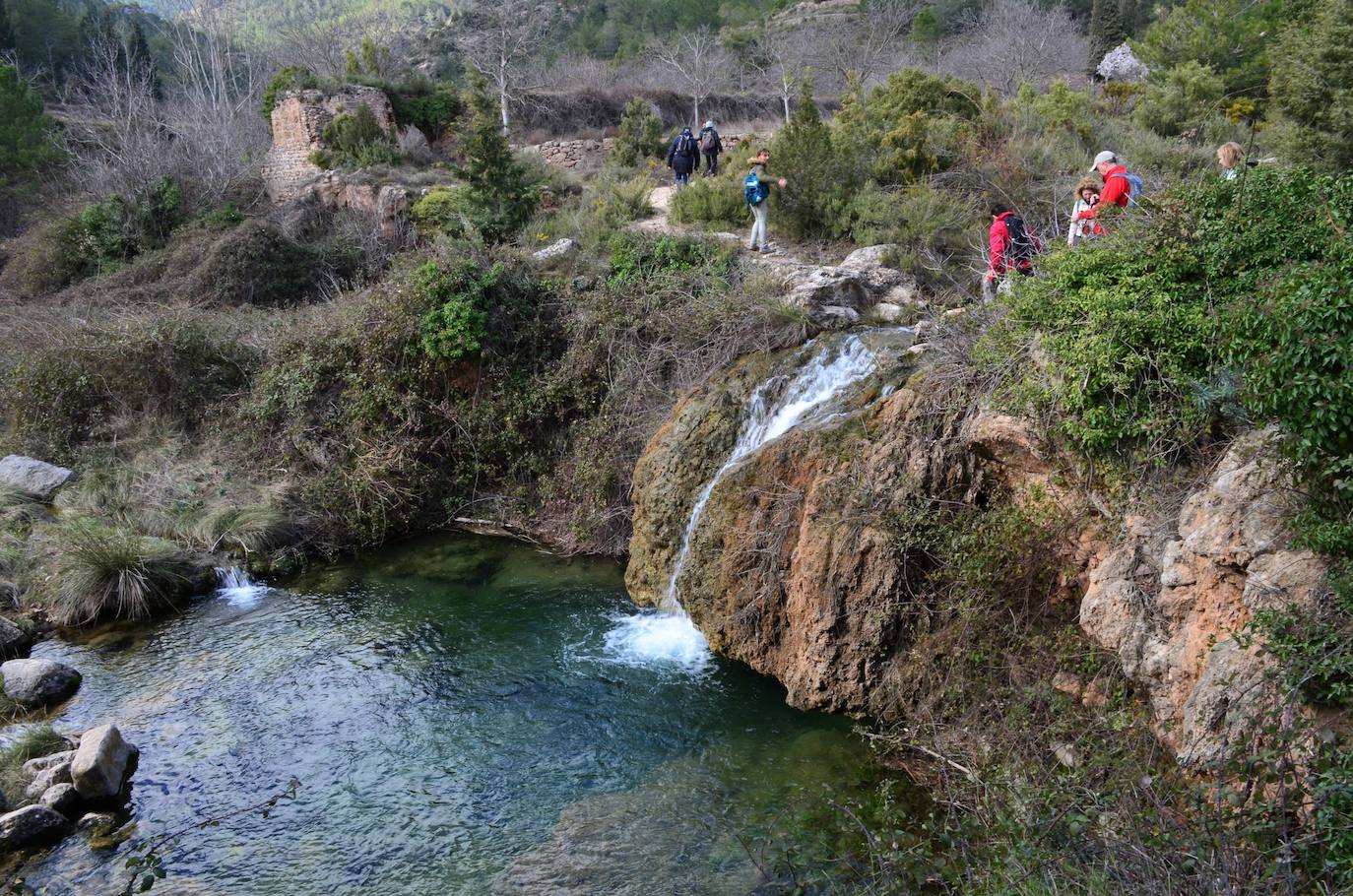 De hecho, la ruta por la fuente de Los Cloticos es una de las más realizadas. Se trata de un lugar magnífico para ir a pasar el día en familia o entre amigos. La zona dispone de una fuente con agua potable para poder probar el agua de Bejís. Además, hay mesas y bancos por si se quiere hacer un pícnic.