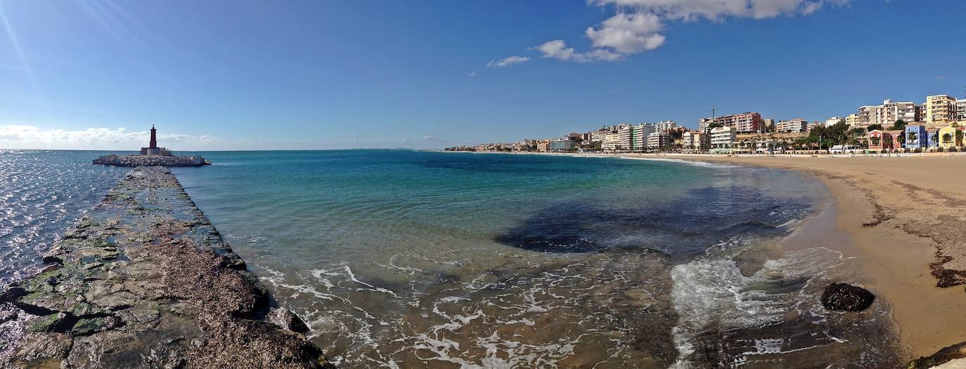 Este municipio es ideal para aquellas personas que quieran escapar del bullicio y la masificación de otras ciudades de costa. Cuenta con un amplio paseo marítimo que permite al turista pasear, relajarse, tomar algo y disfrutar de las vistas al mar. Además, no olvide la visita más dulce de la jornada: La fábrica de chocolate Valor y su Museo del Chocolate.