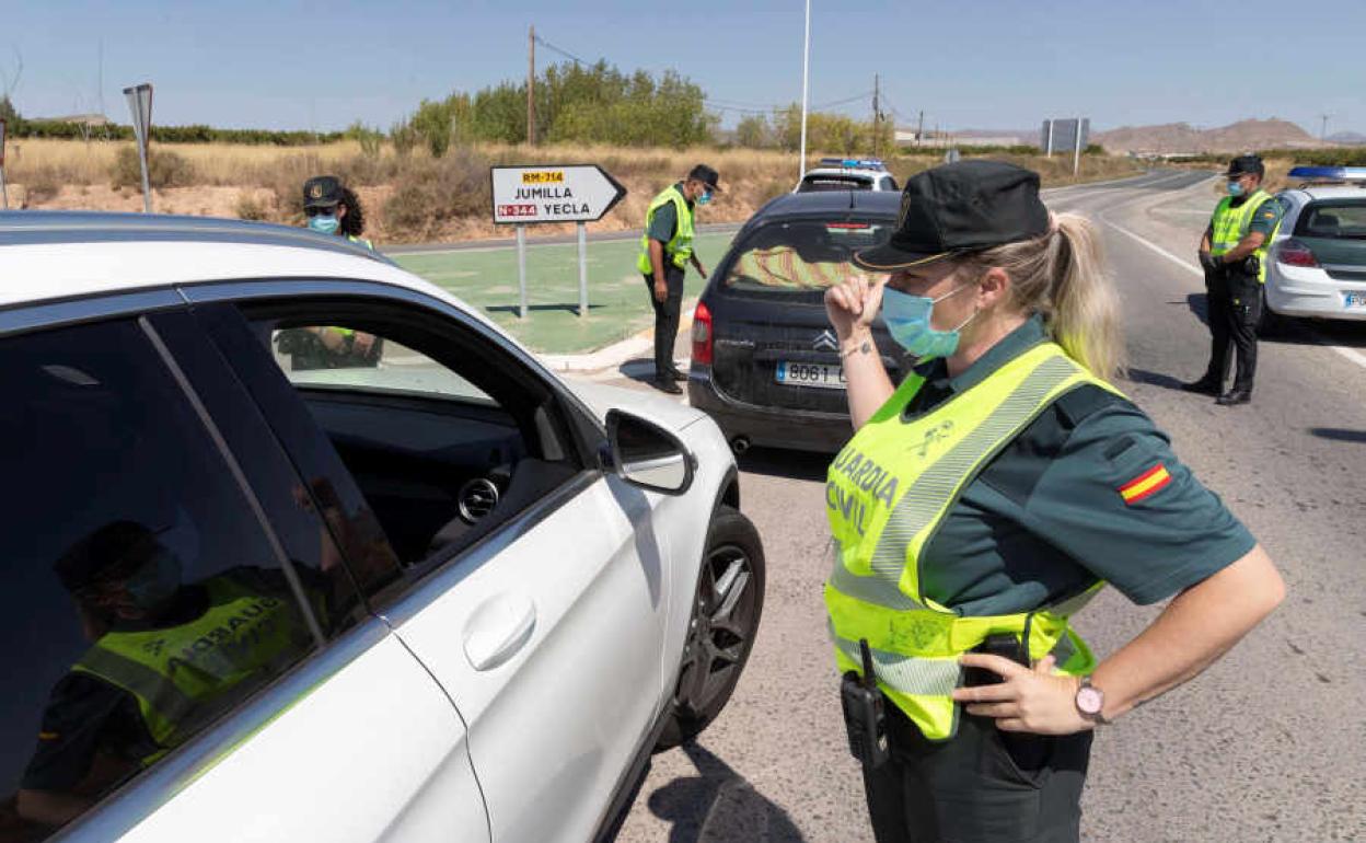 Control en carretera de la Guardia Civil durante la pandemia del coronavirus.