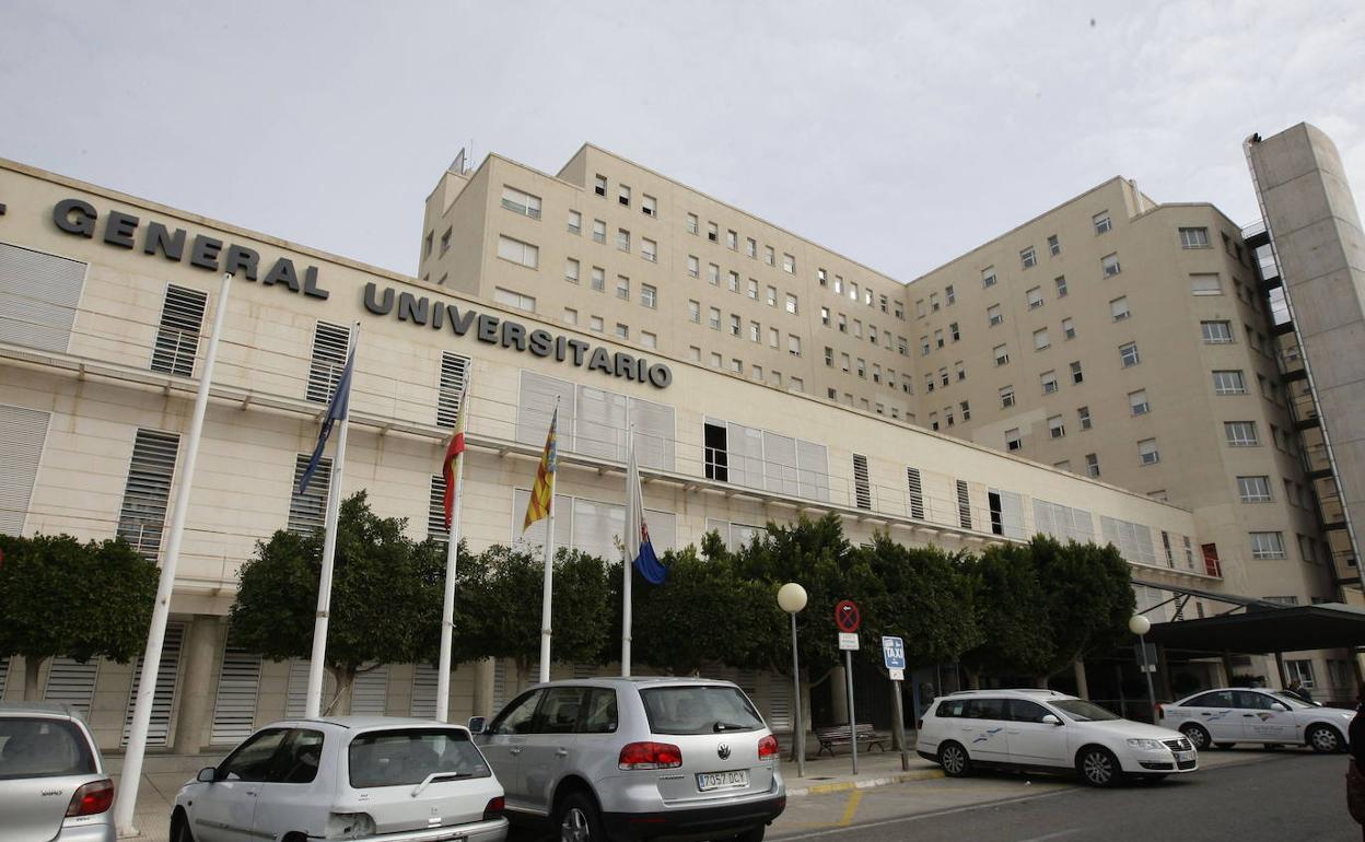 Fachada del hospital General Universitario de Alicante, donde se encuentra hospitalizado el operario.