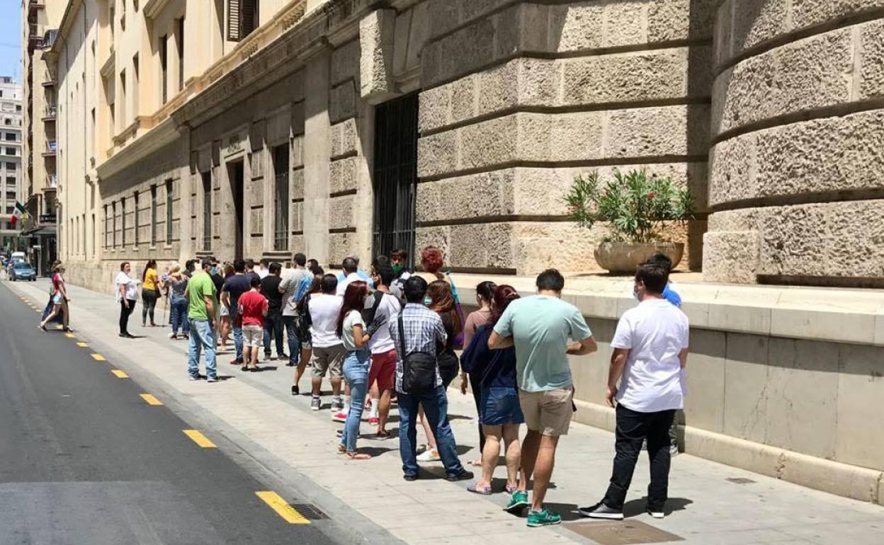 Colas en la oficina del Padrón del Ayuntamiento de Valencia. 