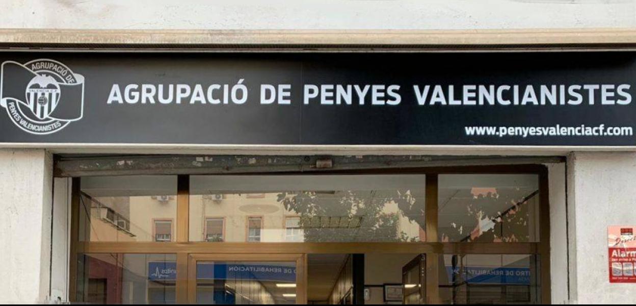 Las peñas del Valencia engalanan su nueva casa