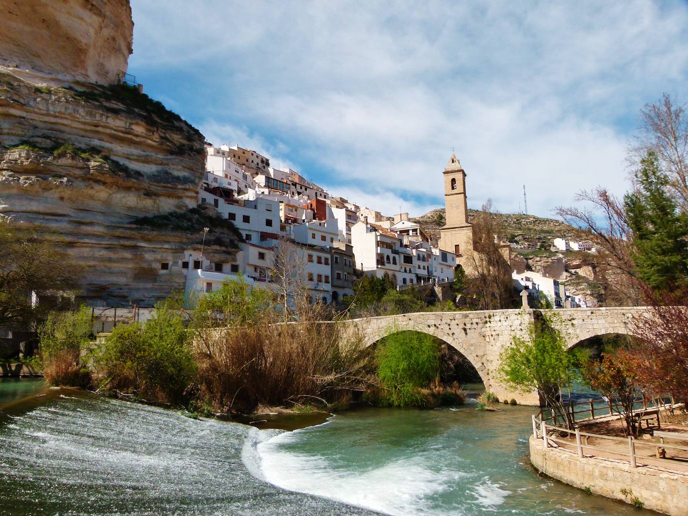 1.- Alcalá del Júcar (Albacete) | Declarado Conjunto Histórico Artístico en el año 1982, Alcalá del Júcar sorprende al visitante con un casco histórico que le hará retroceder en el tiempo. Además, no hay que olvidar visitar sus casas-cueva -Cueva El Diablo, Cuevas de Masagó y del Duende, y Cueva del Rey Garadén-, algunas de las cuales han sido habilitadas como locales de ocio que permiten al turista tomar algo en un ambiente agradable y con unas vistas impresionantes.