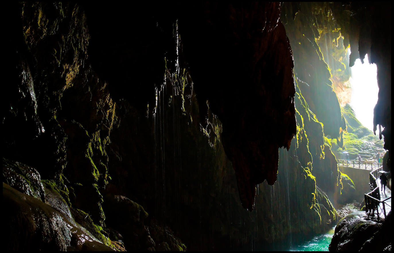 El paraje también esconde varias grutas. Una de ellas, la Gruta Iris, es uno de los parajes más mágicos del parque, ya que adentra al visitante a un mundo subterráneo lleno de estalactitas y estalagmitas.