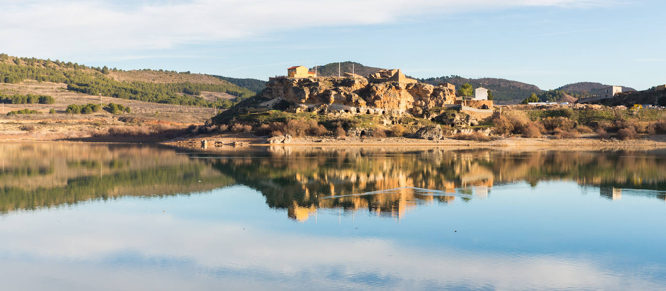 10.- Nuévalos (Zaragoza) | Esta escapada es una de las más lejanas de la lista, pero merece la pena. Y es que Nuévalos, municipio de Zaragoza, esconde un tesoro, uno de los monumentos más visitados de Aragón por su indudable belleza: el Monasterio de Piedra.