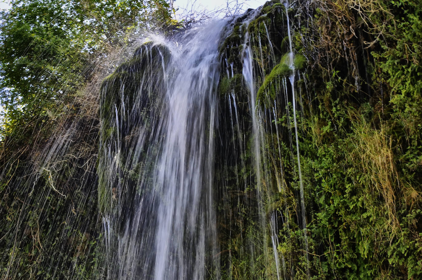 Su espectacular naturaleza hace del lugar una escapada imprescindible para realizar actividades deportivas como el senderismo y la escalada.