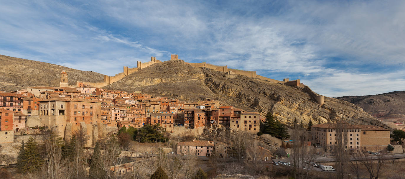 3.- Albarracín (Teruel) | La localidad es Monumento Nacional desde 1961 y posee la Medalla de Oro al Mérito en las Bellas Artes de 1996. Albarracín es, sin duda, un pueblo que enamora por su belleza y su rico patrimonio histórico, con sus murallas, su castillo, sus torres, sus callejuelas y casas.