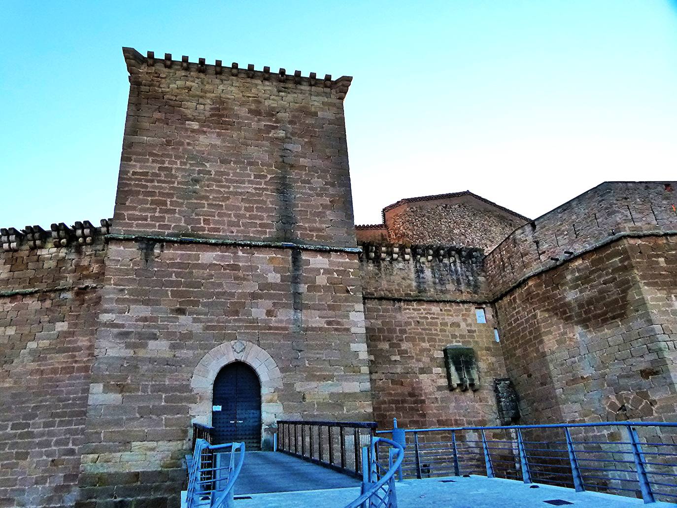 Además de sus ricos espacios naturales, es imprescindible la visita al casco urbano, con barrios de claro trazado medieval.