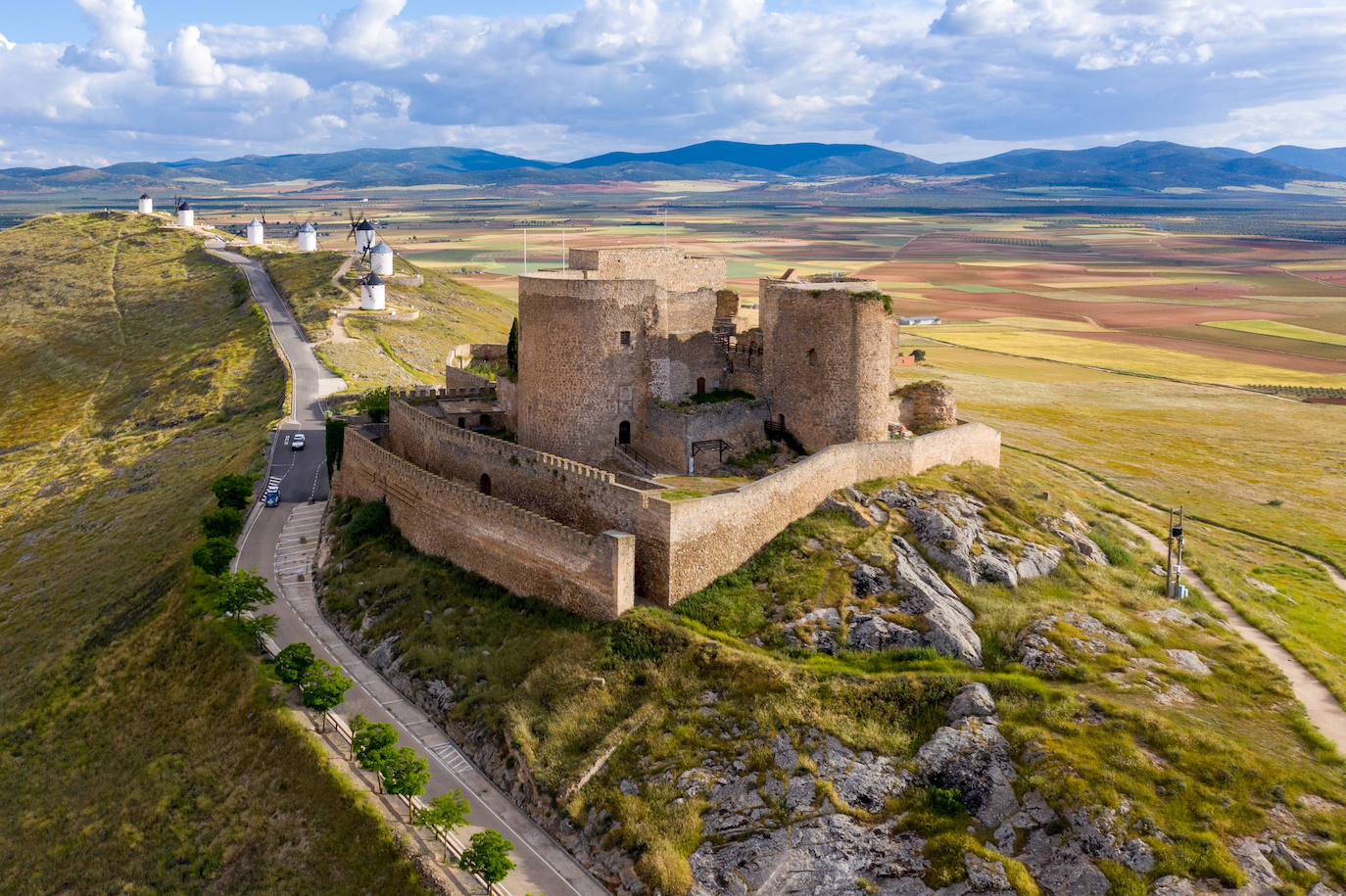 6.- Consuegra (Castilla La Mancha) | La villa manchega de Consuegra, a pocos kilómetros de Toledo, representa una excelente opción como escapada familiar de varios días. Sus 12 molinos de viento, el castillo de la Muela e incluso el primer gastromolino son algunos de los principales atractivos.