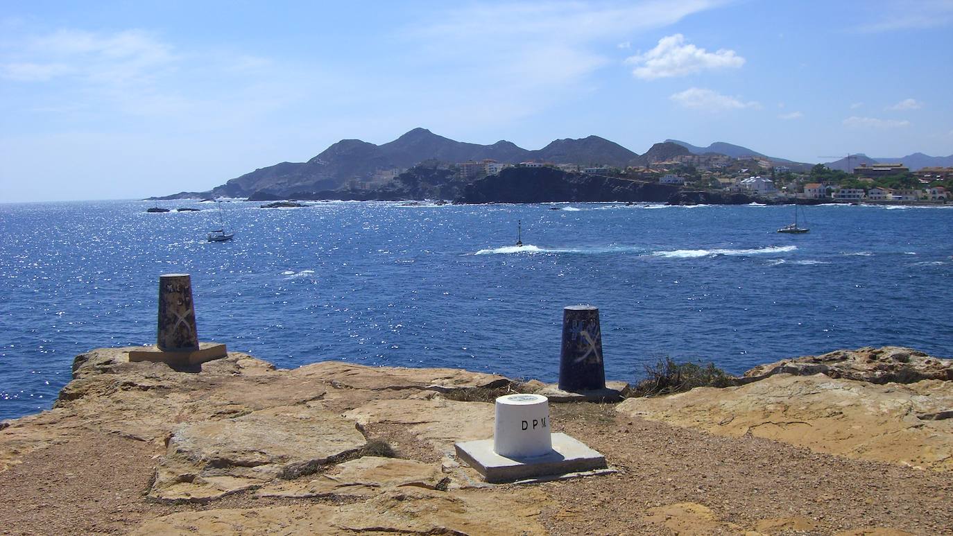 La riqueza y el buen estado de conservación de sus fondos marinos han motivado la protección de los mismos dentro de la Reserva Marina de Cabo de Palos e Islas Hormigas. Por ello, los paseos por la cosa y sus atardeceres son visita obligada.