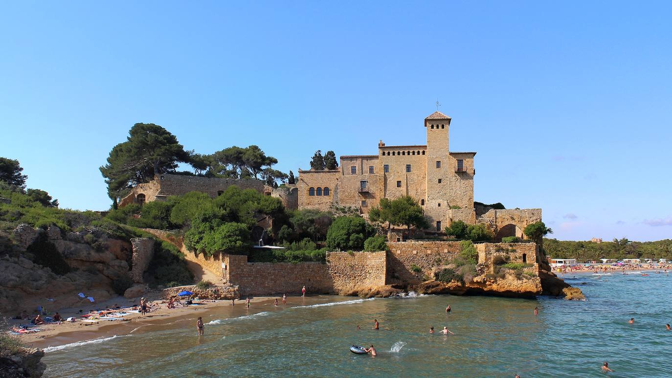 9.- Tamarit (Tarragona) | Es un antiguo pueblo cerca del mar, a la derecha de la desembocadura del río Gaià, que se levantaba sobre un promontorio rocoso. De la antigua población pervive en relativo buen estado el recinto amurallado y algunos restos del antiguo castillo. Se trata de un conjunto formado por antiguas prisiones municipales, la iglesia de la Asunción, la vicaría, la casa del Comú, la plaza de la iglesia, dos torres, unas cuantas casas y los restos de la muralla bastida en época de Pedro III el Ceremonioso.