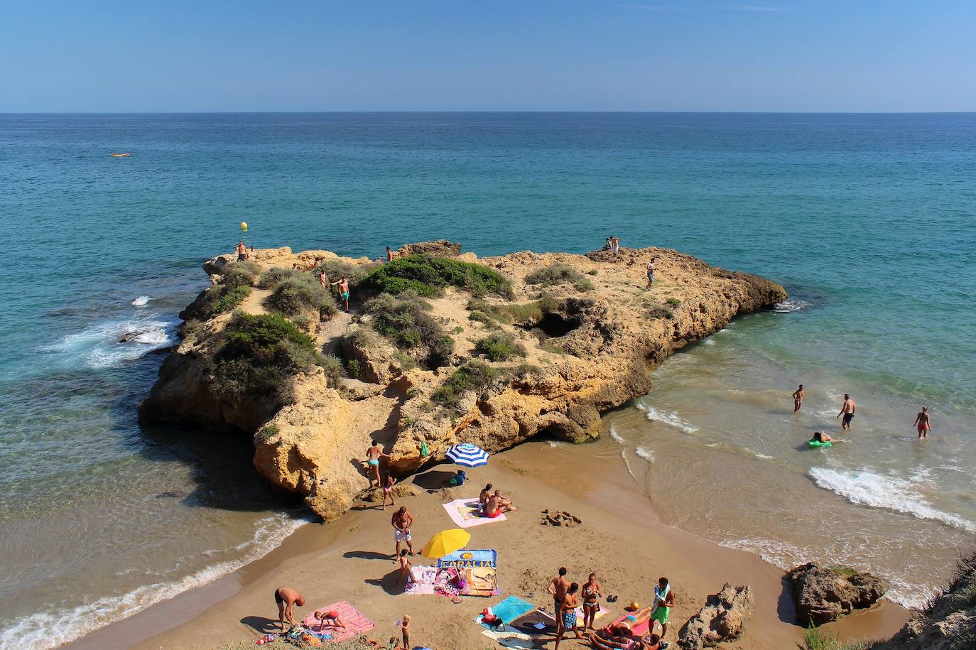 Podrás disfrutar de su historia y, además, de sus playas y calas rocosas, algunas de ellas, entre acantilados y arbolado.