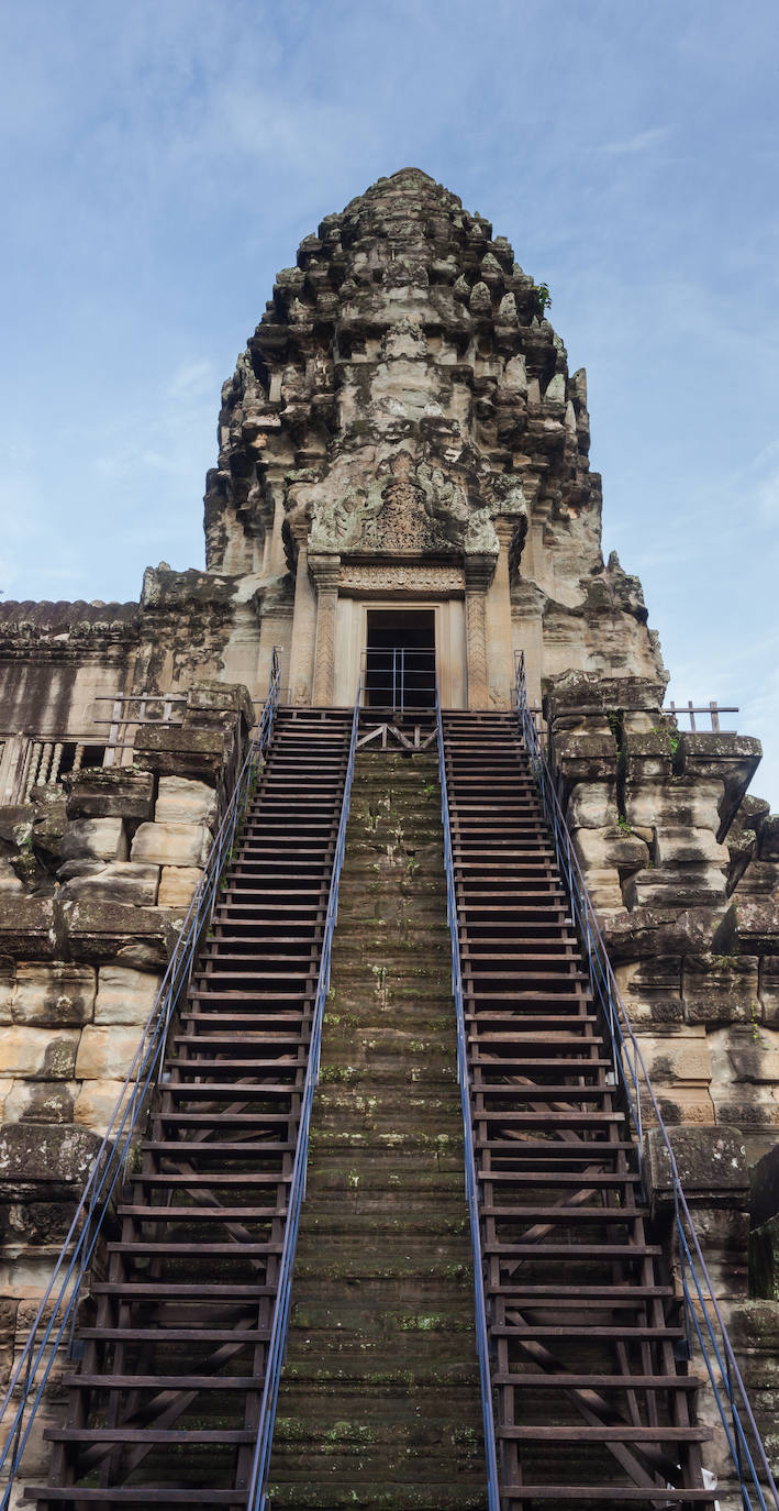 Angkor Wat (Camboya) | Construido entre 1113 y 1150 es una de las construcciones religiosas más curiosas del mundo, dediada al dios hindú Vishnu. Sus torres están pensadas para provocar a la montaña mitológica hindú Monte Meru. 