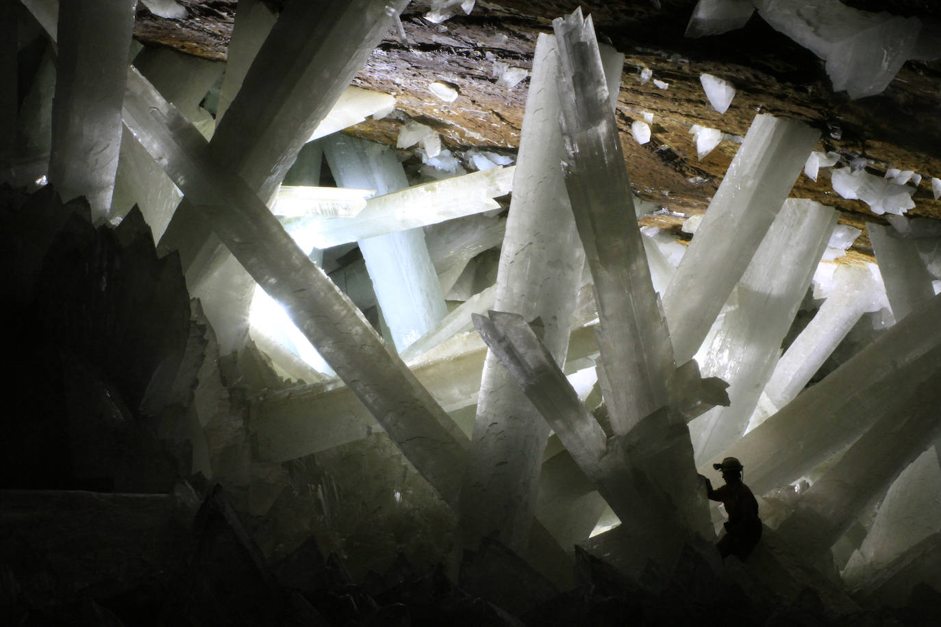 Cueva de los Cristales (México) | Este lugar es uno de los más curiosos del mundo por sus extrañas condiciones climáticas, que hacen que se formen cristales gigantes en su interior.