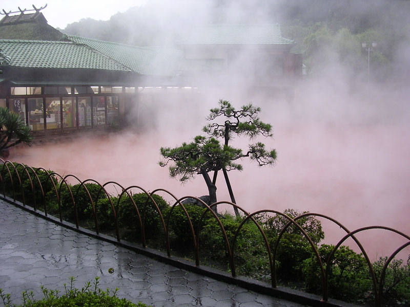 'Estanque sangriento' de Beppu (Japón) | Este balneario se ha convertido en uno de los más famosos por sus aguas, que se vuelven de un color rojizo por la alta concentración de hierro. 