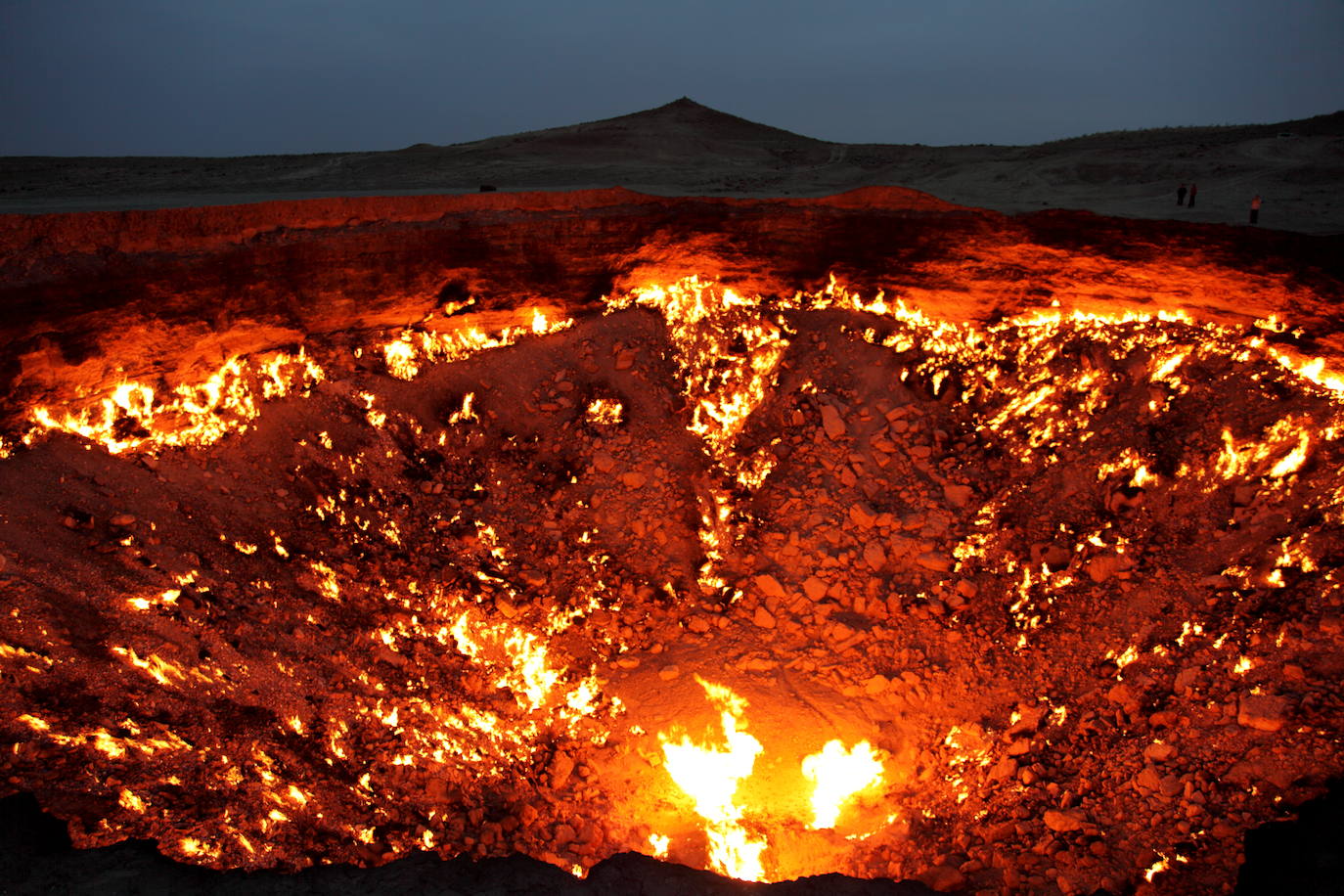 Pozo de Darvaza (Turkmenistan) | Aunque los científicos aseguraron que sólo ardería durante 2 días, hace ya más de 40 años desde que los soviéticos le prendieron fuego a este campo de gas cuando buscaban petróleo. Sus llamas aún no se han apagado y por eso es conocido como la Puerta del Infierno.