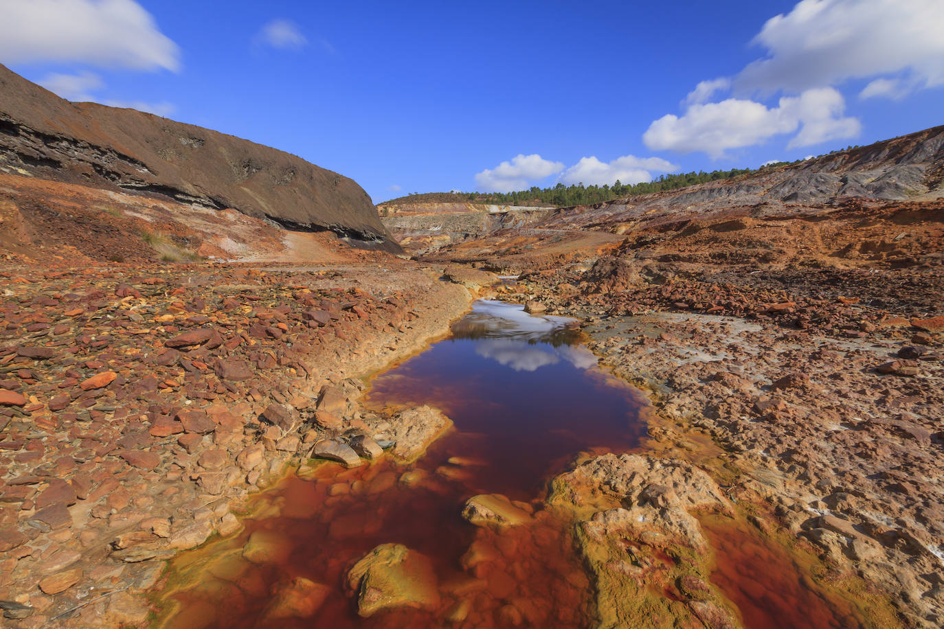 Río Tinto (Huelva) | Su nombre hace honor al color de sus aguas, de una tonalidad rojiza que se debe a la alta concentración de metales pesados y que hace de su cauce uno de los más populares a nivel nacional. 