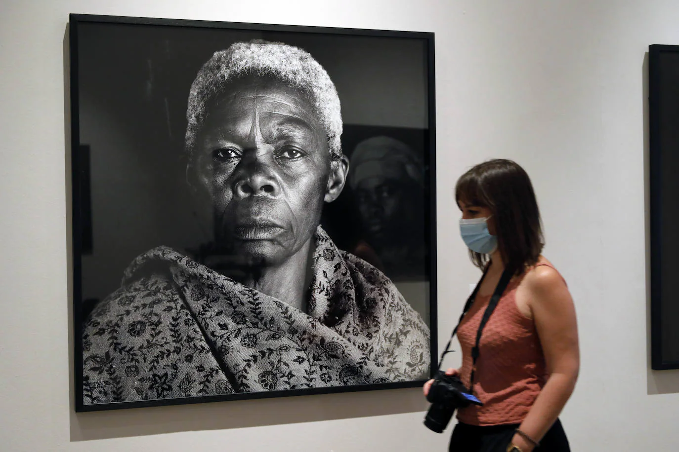 La exposición 'Mujeres del Congo' es un conjunto de 27 imágenes en blanco y negro de mujeres y niñas supervivientes de la violencia en el país africano. Se trata de una muestra de Isabel Muñoz, Premio Nacional de Fotografía que puede visitarse en la sala Martínez Guerricabeitia de la Nau de la Universitat de València (UV).